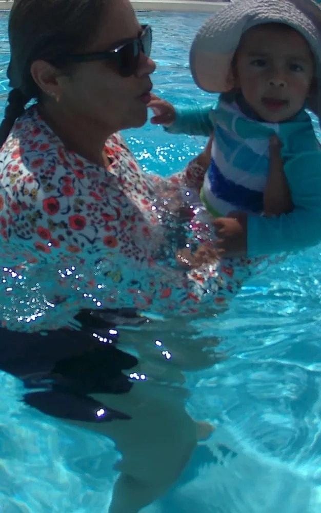 Diana Balsero acompañando a un niño pequeño durante una clase en el agua