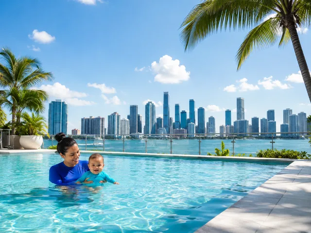 Piscina en Miami con vista al skyline y ambiente tropical