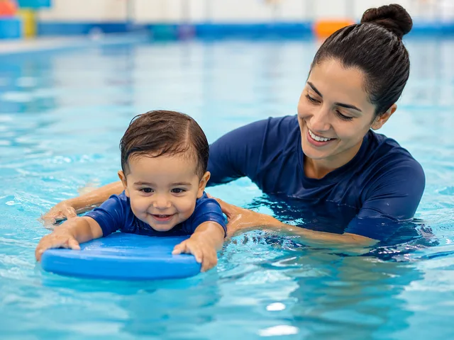 Niño mayor mejorando técnica de natación con supervisión profesional