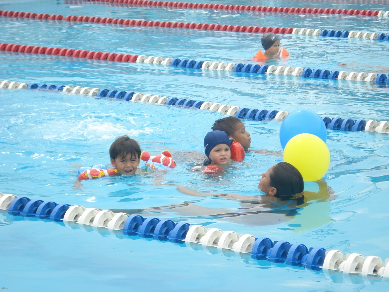 Diana Balsero enseñando y entrenando natación